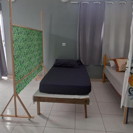Laure Hebergement Loue Lits En Dortoir Albergue Faaa Exterior foto