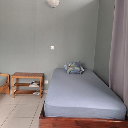 Laure Hebergement Loue Lits En Dortoir Albergue Faaa Exterior foto