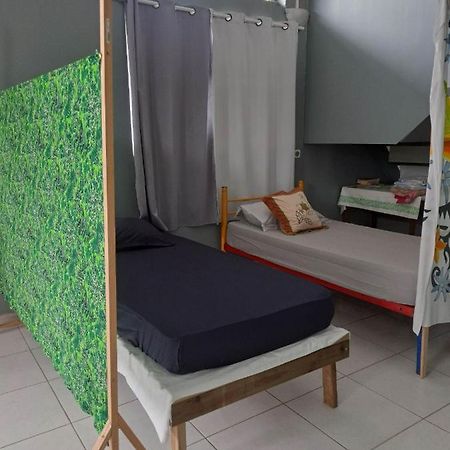Laure Hebergement Loue Lits En Dortoir Albergue Faaa Exterior foto