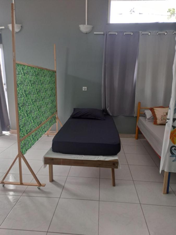 Laure Hebergement Loue Lits En Dortoir Albergue Faaa Exterior foto