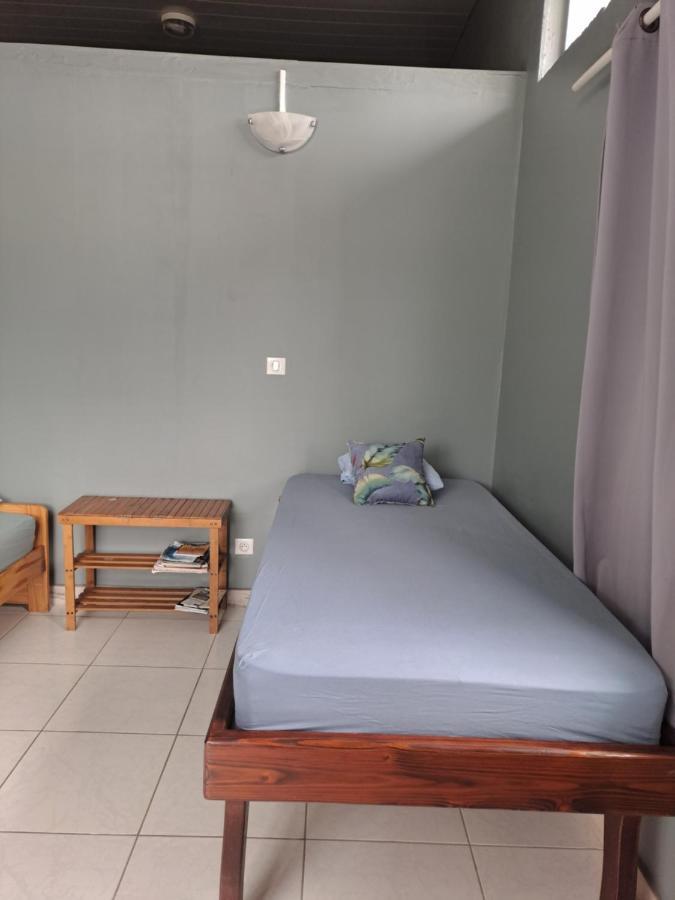 Laure Hebergement Loue Lits En Dortoir Albergue Faaa Exterior foto