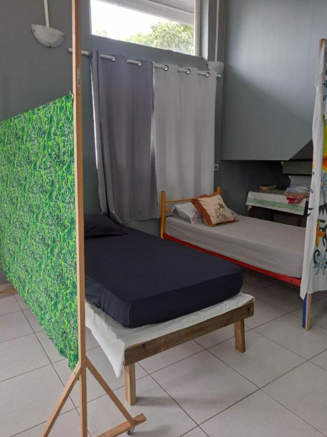 Laure Hebergement Loue Lits En Dortoir Albergue Faaa Exterior foto