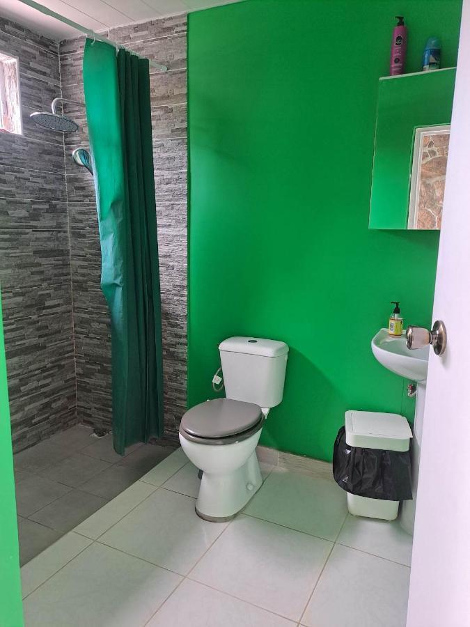 Laure Hebergement Loue Lits En Dortoir Albergue Faaa Exterior foto