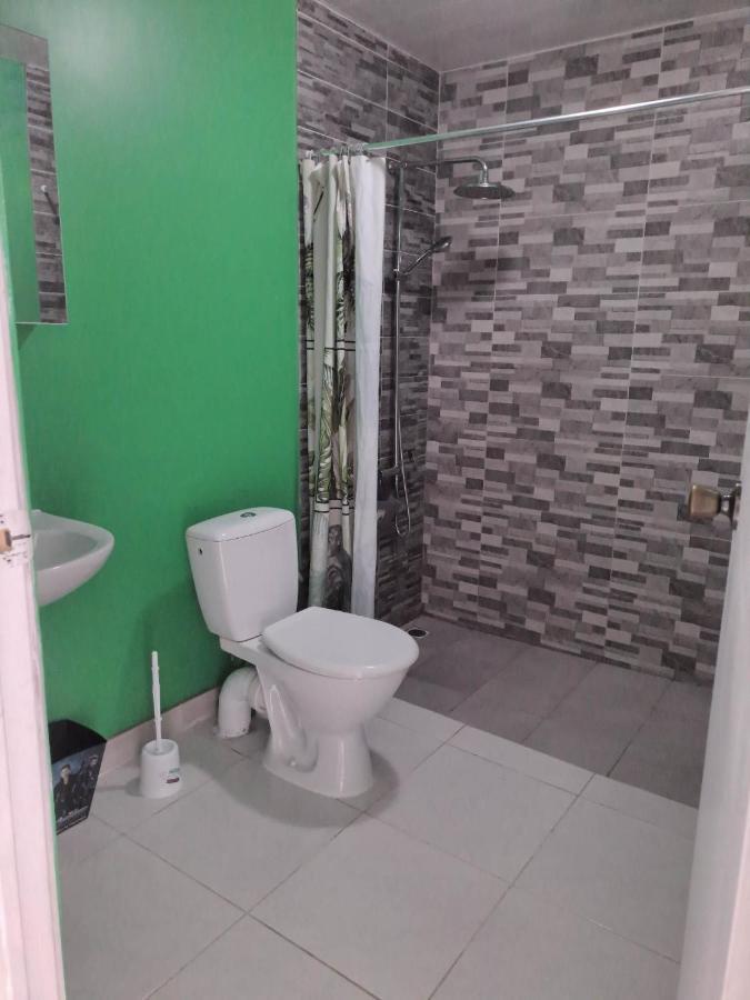 Laure Hebergement Loue Lits En Dortoir Albergue Faaa Exterior foto